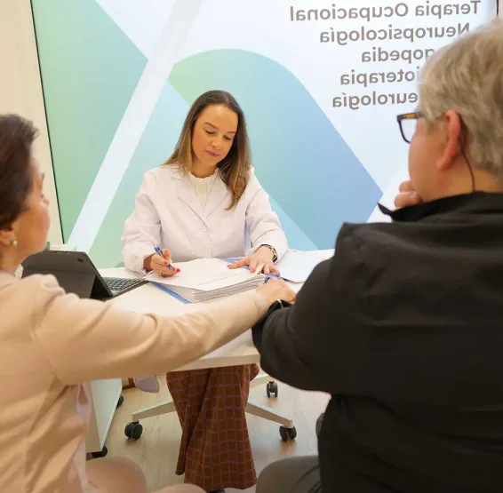 Neurologa atendiendo